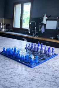 Jeu d'échecs moderne en résine écologique fait main, pièces de luxe, plateau de jeu personnalisable, artisanat en résine - Product Image 2