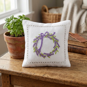 Sachets parfumés brodés en forme de couronne de lavande, en coton blanc de haute qualité, avec ourlet festonné, pour vente en gros - Product Image 1