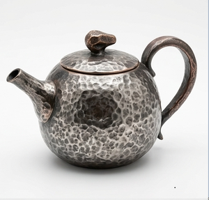 Théière en métal martelé à la main avec couvercle, finition argentée, théière traditionnelle, service de thé arabe complexe - Product Image 1
