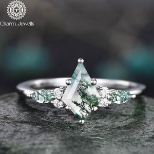 Bague de fiançailles classique pour femme en argent plaqué or avec moissanite taille coussin certifiée IGI, sertie à griffes, 3g - Product Image 5