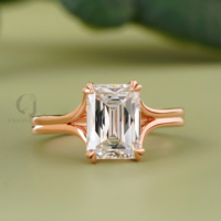 Cincin Tunangan Pria Berlian Buatan Laboratorium Potongan Emerald Warna DEF 3.02 Karat Mewah, Emas Kuning, Model Solitaire Criss Cross dengan Rangka Terpisah
