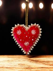 Adorable Adorno Colgante en Forma de Corazón con Zari |   Adorno Decorativo de Pared Bordado con Perlas y Cuentas | Decoración de Corazón de San Valentín - Product Image 2