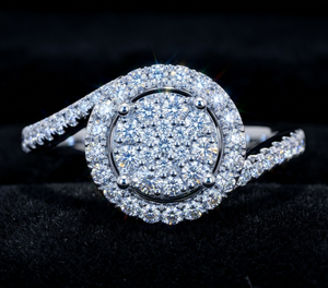 Bague en or blanc 18 carats avec diamant de laboratoire VVS rond, halo en spirale et design bypass - Product Image 3