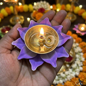 Diya de Latón de 3 Pulgadas con Diseño de Pétalos de Color Morado, Pequeña Lámpara de Aceite para Decoración de Templos y Pooja - Product Image 1