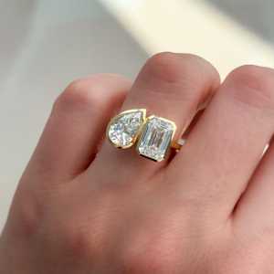 Anillo de compromiso de oro macizo de 14K con esmeralda de 7 quilates en forma de pera y diamante cultivado en laboratorio Toi et Moi, engaste de bisel, moderno, de dos piedras, banda de joyería para boda - Product Image 2