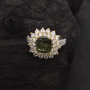 Anillo de Compromiso y Matrimonio de Plata de Ley 925 Chapado en Oro con Circonita Cúbica Verde de Lujo, Nueva Colección 2026, Joyería Fina para Mujer - Product Image 1