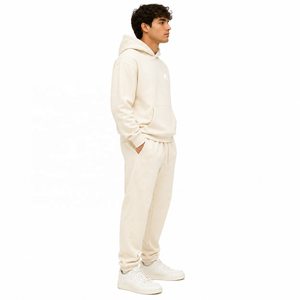Conjunto Deportivo de Felpa Beige para Hombre con Sudadera con Capucha Suave, Pantalones Deportivos de Pierna Recta y Estilo Urbano Minimalista - Product Image 2