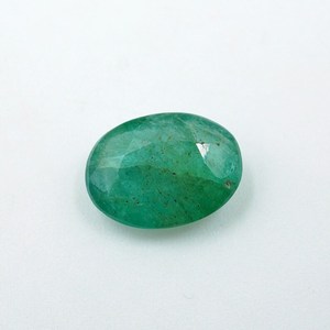 พลอยมรกตธรรมชาติ HAYAAT GEMS น้ำหนัก 1.40 กะรัต รูปทรงวงรีเหลี่ยมเพชรพลอย สีเขียว สำหรับทำแหวน ขนาด 9x6.5x3.5 มม. - Product Image 3