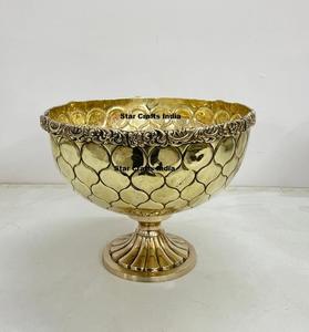 Cuenco de latón pulido con curvas artesanales y apariencia majestuosa, ideal para regalos formales y colecciones espirituales. - Product Image 2