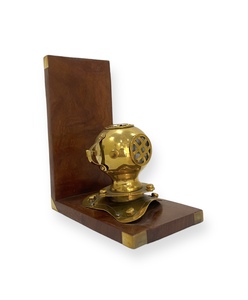 Sujetalibros con Forma de Casco de Buceo con Base de Madera BE18 - Único y Elegante para tu Colección de Libros - Product Image 1