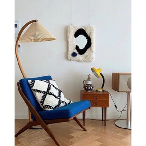 Lámpara de pie moderna de mediados de siglo con estructura metálica curva y pantalla plisada - Product Image 3