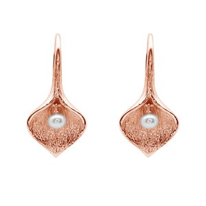 Pendientes de Plata de Ley S925 con Lirio de Cala y Perla de Agua Dulce, Engaste de Bisel, Joyería Fina Minimalista para Mujer - Product Image 4