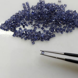 อิโอไลต์สีม่วงธรรมชาติ ขนาด 1.75 มม. ทรงสี่เหลี่ยมเจียระไนแบบสเต็ปคัท คุณภาพดีที่สุด พลอยหลวมพร้อมเอฟเฟกต์เพลโอโครอิก สำหรับทำเครื่องประดับ - Product Image 3