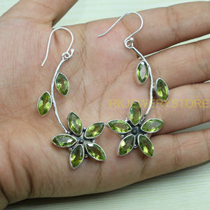 Pendientes de Peridoto Verde, Plata de Ley 925, Pendientes Colgantes, Joyería de Peridoto, Regalo para Mujeres - Product Image 3