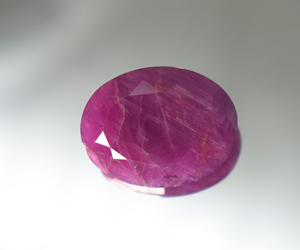 Pierre précieuse naturelle rubis rose-rouge : 22 carats 20x15,5x7 mm ovale du Mozambique pour la fabrication de bijoux - Product Image 2