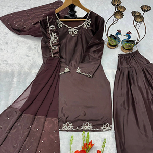 Conjunto de traje étnico completamente cosido con top de crepé natural pesado con bordado Moti y Dupatta de seda Fox Georgette. - Product Image 1