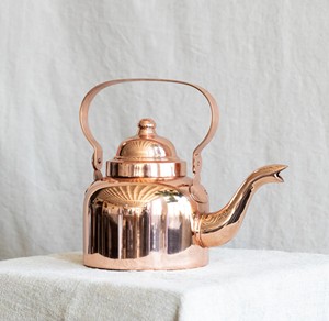 Théière en cuivre de luxe traditionnelle avec une belle becquetée courbée, une poignée décorative en cuivre, un couvercle assorti sécurisé, forme classique arrondie - Product Image 4