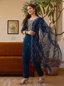 Ensemble de fête moderne pour femme en viscose Chanderi, avec broderies de perles, et dupatta imprimé en organza Tabby – Collection ethnique B2B - Product Image 2