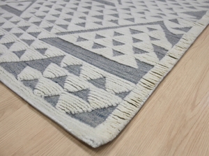 Alfombra de Lana Anudada a Mano Nordic Peaks |   Alfombra Geométrica Contemporánea en Color Marfil y Gris - Product Image 5
