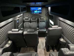 Fourgonnette utilitaire haute performance de style 3500XD, modèle 2024, propre et d'occasion - Product Image 3