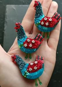 Broche unique faite à la main et brodée avec des détails perlés, épingle décorative pour vêtements et accessoires - Product Image 2