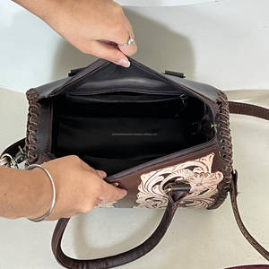 Bolso de cuero mediano personalizado con grabado floral estilo western, hecho a mano, tipo Speedy, para hombro y bandolera, ideal para viajes, gran éxito de ventas 2026 - Product Image 6