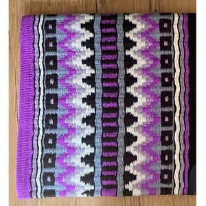 Tapis de selle Western violet, blanc et noir, en mélange de laine, contouré, avec patch en cuir résistant, pour équipement d'équitation (LLT) - Product Image 2