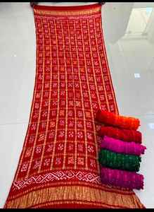 Dupatta de Seda Gaji Pura India con Estampado Bandhani - Product Image 2