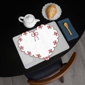 แผ่นรองจานรูปหัวใจปักลายดอกไม้ทันสมัย ผ้าฝ้าย 100% สำหรับวันวาเลนไทน์ บ้าน งานแต่งงาน - Product Image 1