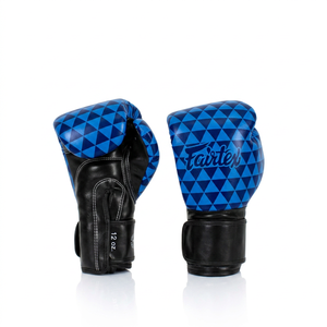 นวมชกมวยหนังลายพิมพ์บลูไดมอนด์ Fairtex ขนาด 12 ออนซ์ แบบรัดสายรัดข้อมือ สำหรับฝึกซ้อมและต่อยมวยสำหรับผู้ใหญ่ - Product Image 1