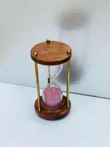 Minuteur à sable en bois fait main de 8 pouces avec sable rose |   Décoration de table rustique avec motif croix d'ange pour Noël et anniversaires - Uttarakhand - Product Image 6