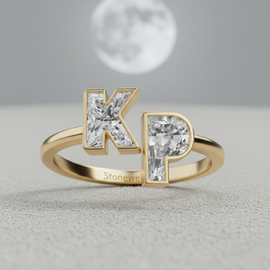 Anillo Personalizado con Inicial en Oro Stonewels, Diamante Cultivado en Laboratorio CVD |   Joyería de Lujo con Alfabeto Personalizado |   Anillo con engaste de bisel certificado - Product Image 3