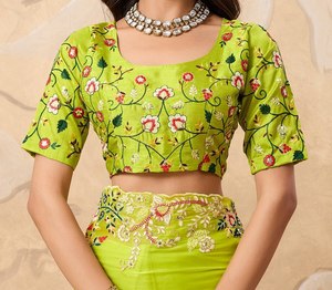 Elegante Blusa de Mujer en Verde Lorito con Bordado en Tela de Seda, Cuello Redondo y Manga Corta para Fiesta, Primavera/Verano - Product Image 3