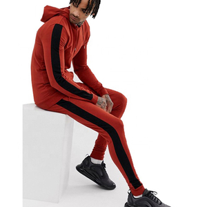 Survêtement à capuche rouge pour homme, manches longues, couleur unie, style sportif avec bandes latérales blanches, fermeture à cordon, coupe classique - Product Image 5