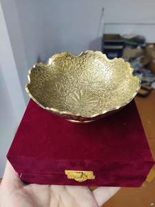 Cuenco de metal dorado de lujo con diseño floral y borde festoneado para decoración de bodas - Product Image 2