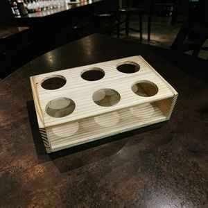 Bandeja de madera para servir vasos de whisky, juego de degustación premium con seis soportes a precio económico - Product Image 1