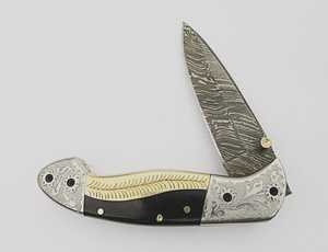 Cuchillo Plegable de Acero de Damasco SHARP POINT TRADES, Hoja de Punta Caída, Mango de Madera, Apertura con Perilla, Garantía de 3 Años, para Camping y Actividades al Aire Libre - Product Image 1