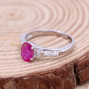 Bague de fiançailles en or blanc massif 14 carats avec rubis ovale naturel |   Bijoux fins pour femmes avec accent diamant baguette - Product Image 6
