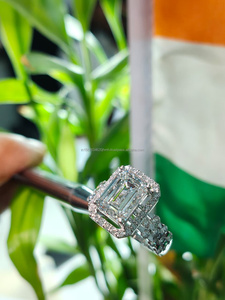 Anillo de Diamantes de Corte Esmeralda de Lujo en Oro Blanco con Piedras Laterales, Elegante Joya de Compromiso para Mujer, Diseño Personalizado de Alta Gama - Product Image 4