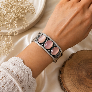 Brazalete Artesanal Vintage de Latón Chapado en Oro con Baño de Plata y Engaste Ovalado de Calcedonia Rosa Harmony Trio - Product Image 2