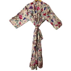 Robe kimono pour femmes 100% coton imprimé |   Peignoir léger à motifs floraux pour la détente |   Kimono d'été respirant avec logo frontal - Product Image 1