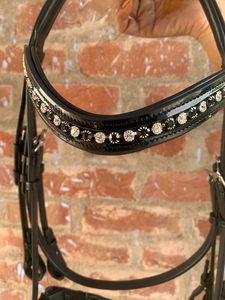 Brida de cuero de lujo para caballo con forma anatómica y acolchado suave, con parte trasera recortada y costuras elegantes, con hebilla. - Product Image 2