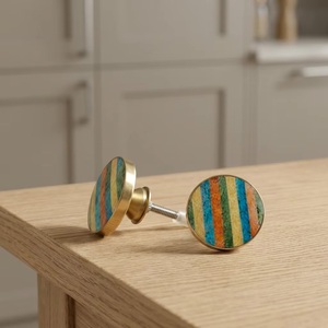 Boutons de meuble ronds en laiton avec motif rayé coloré, modernes et écologiques, pour poignées de meubles de cuisine et de salon - Product Image 1