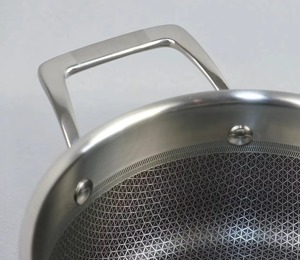 Cacerola metálica personalizada con tapa de vidrio que transforma verduras sencillas en obras maestras de lujo cocidas a fuego lento. - Product Image 3
