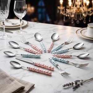 Juego de cubiertos metálicos de aspecto elegante con mangos de perlas, apto para lavavajillas, perfecto para el hogar, bodas, cenas y mesas de comedor. - Product Image 1