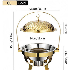 Plat à chafing dish élégant en or avec couvercle en dôme à motif texturé sur un support arqué suspendu pour événements de restauration haut de gamme et mariages - Product Image 2