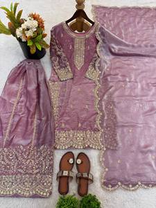 Conjunto Kurti Sharara Bordado con Diseño de Vino y Dupatta – Traje Étnico de Diseñador con Bordado Zari Pesado para Bodas y Fiestas para Mujer - Product Image 3