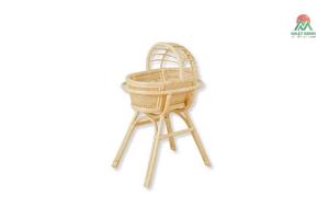 Cuna de ratán con acabado natural, diseño rústico para bebés y niños de 0 a 3 años, con muñeca de juguete incluida. - Product Image 2