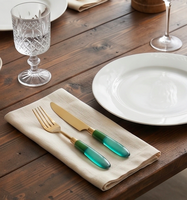 Ensemble de couverts modernes plaqués or avec manches en résine verte, cuillère, fourchette, couteau, passe au lave-vaisselle, vaisselle de cuisine, vaisselle de table