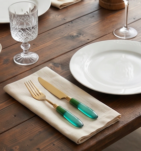 Ensemble de couverts modernes plaqués or avec manches en résine verte, cuillère, fourchette, couteau, passe au lave-vaisselle, vaisselle de cuisine, vaisselle de table - Product Image 5